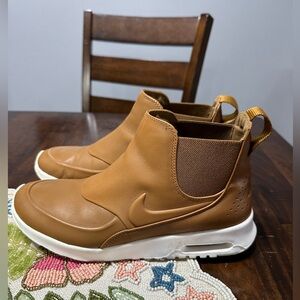 NIKE HIGH TOPS - BROWN LEATHER SIZE 10